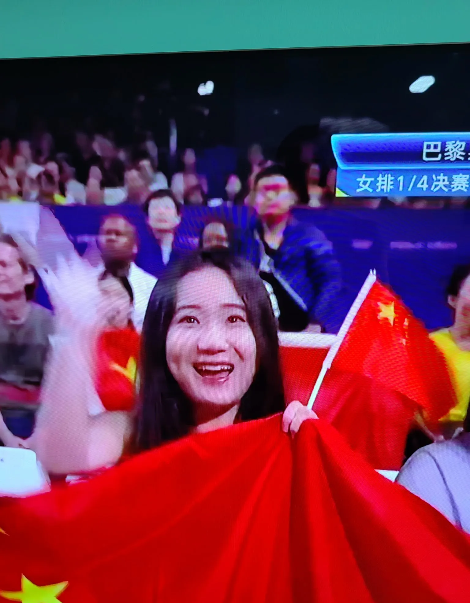 中国台北战神队啦啦队员为球队加油，与球迷互动活跃气氛(台湾篮球拉拉队)
