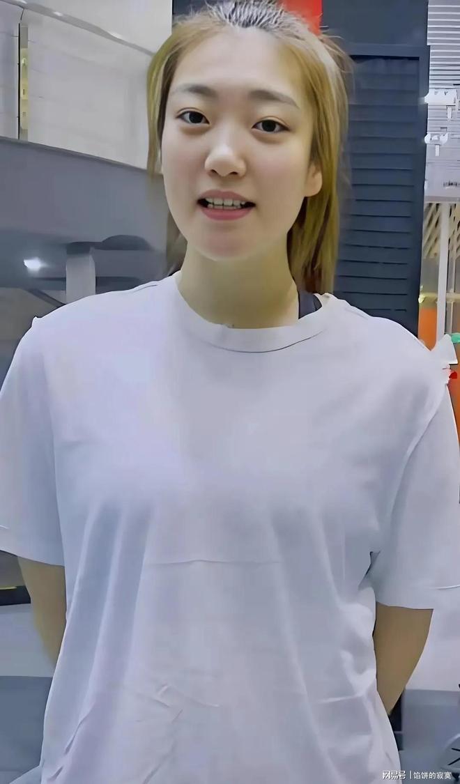 女篮官宣！李梦无缘深圳亚洲杯，宫鲁鸣：长期脱队训练，(女篮国手李梦)